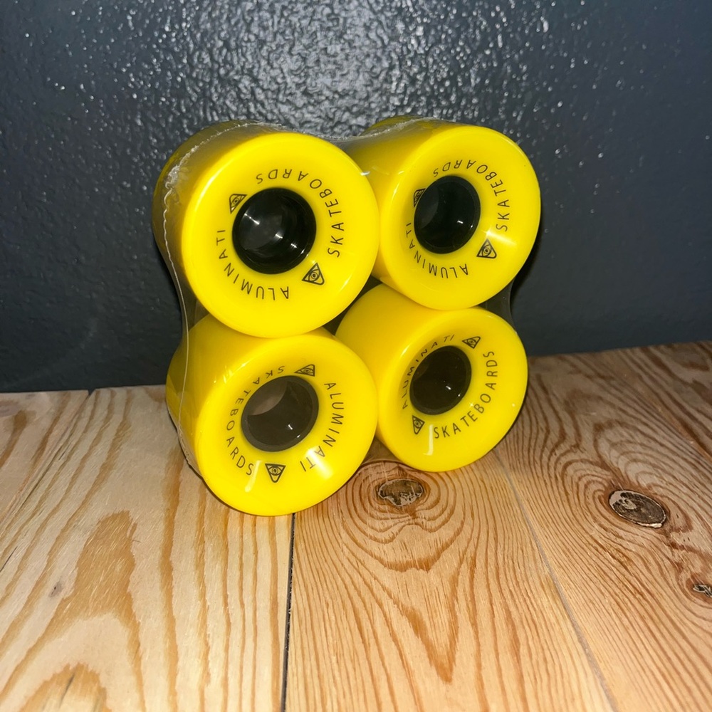 Skateboard longboard yellow cruiser wheels
